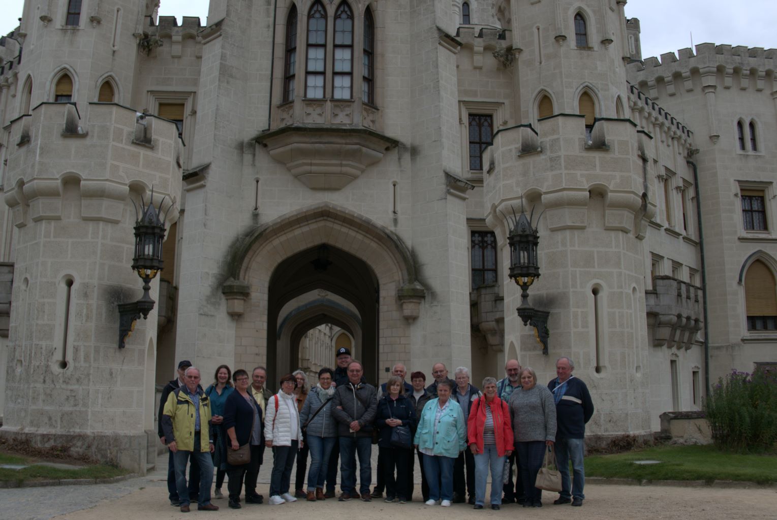 Gruppe_vor_Schloss_2.jpg